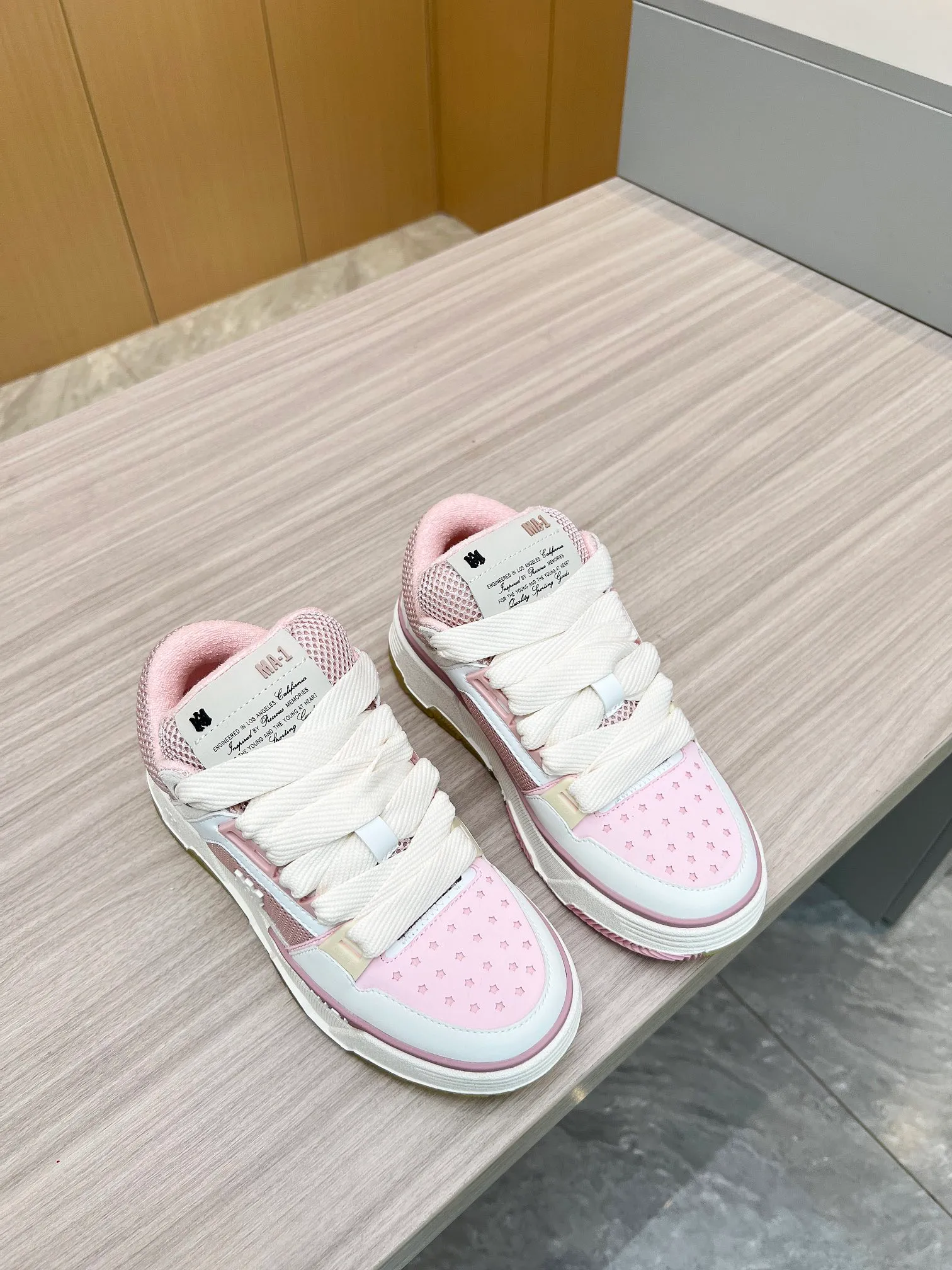 p620💰Men's shoes Amiri Emile's 2023 spring and summer new MA-1 bread shoes, couple models, casual sports shoes, sneakers Amiri gave up the rock punk style in the new season and used a large number of unsaturated colors, Morandi tones, whether you see or wear them, it will make people very happy. The large tongue of the bread shoes continues, shortens the length of the shoe body, thickens the midsole, and the toe part is more rounded. Amiri's brand letters and MA logo appear on the side of the shoe. Fabric: Original customized imported first-layer cowhide + mesh. Lining: Original customized breathable towel lining. Outsole. Foam combination material. Bottom thickness: 4CM. Size: Men's 39-45